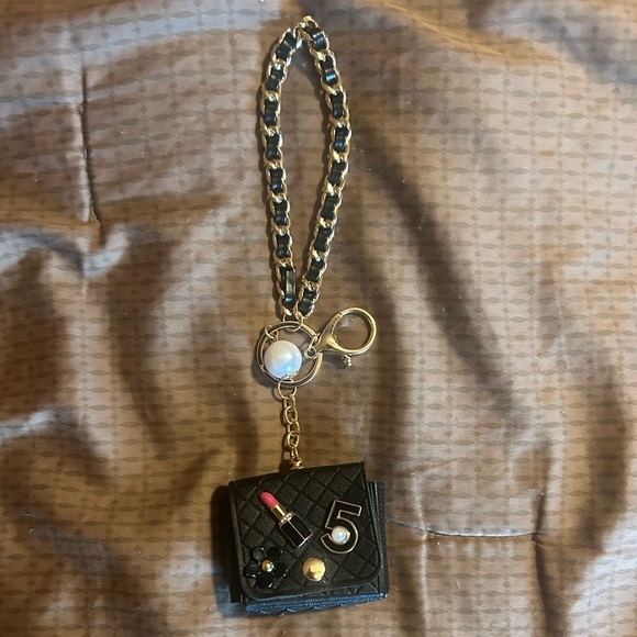Accessories - Elegant Black Key Holder with Gold Accents